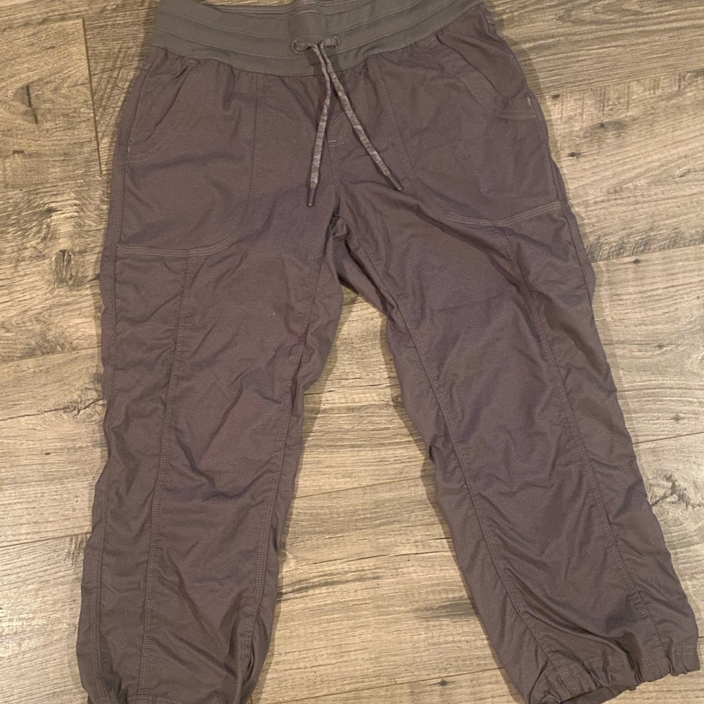 North Face cropped gray pants